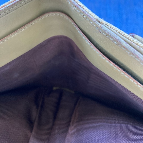 GUCCI WRISTLET.. VGC. NORMAL WEAR with piston lock - Picture 4 of 11